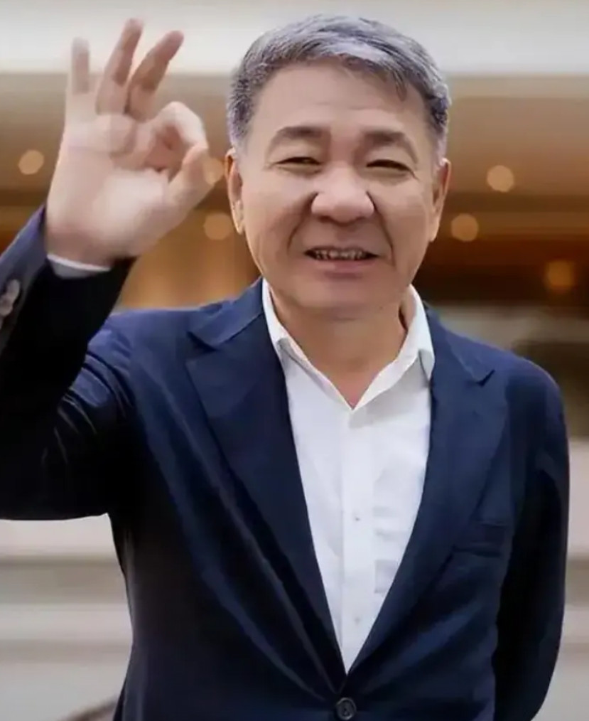 一查吓一跳，导演郑晓龙才是那个最牛的人。11990，他是《渴望》制片人。