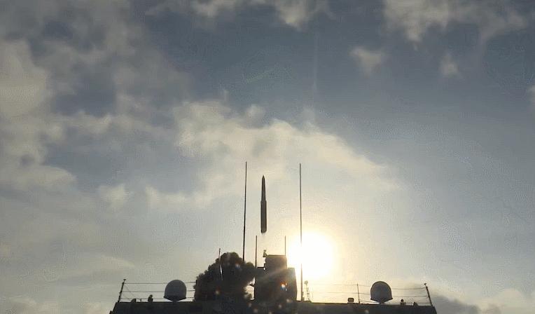 “过于落后，可以展示”！中国海军055万吨大驱发射鹰击-20高超音速导弹画面曝光