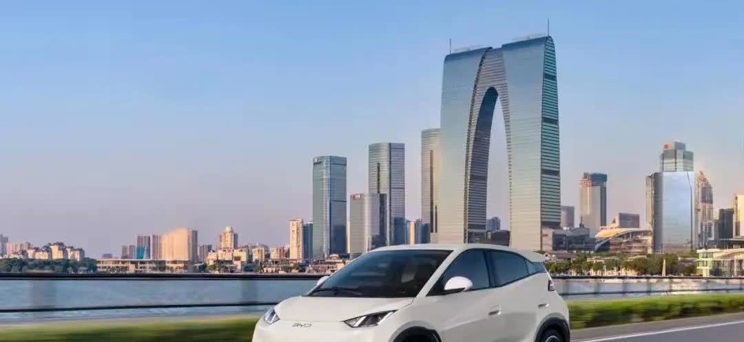 比亚迪海鸥最新优惠，2025款智驾活力版官方指导价6.98万，新车落地价约