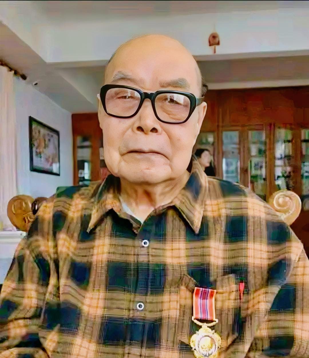 1953年，一个身带战伤的解放军师长，在陕北荒凉的山路上，突然对着一个赶驴车的糟