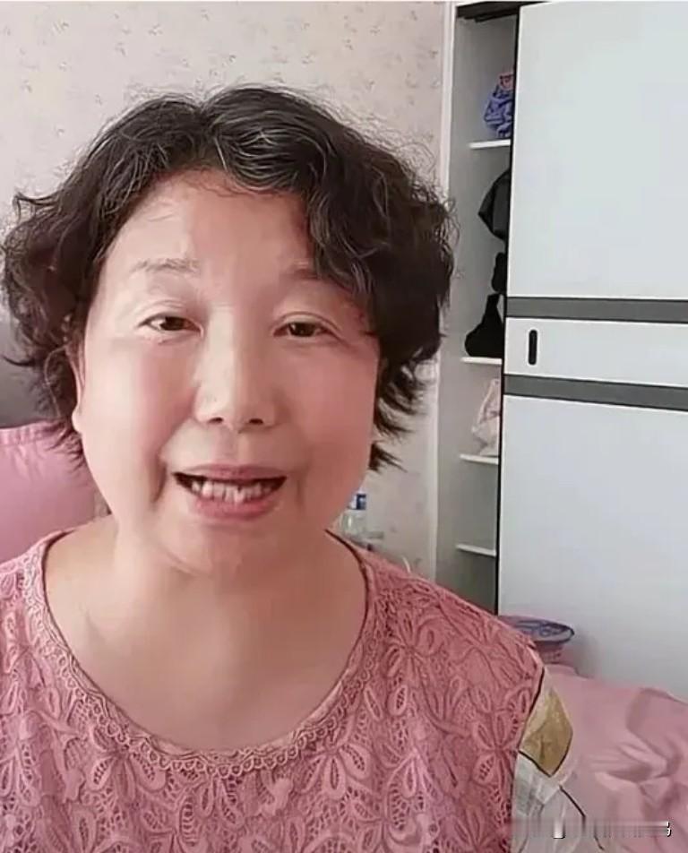 六十岁的大娘可太牛啦！难怪她底气那么足，能让一个排的人去为她喝乌龙茶，还保吃保住