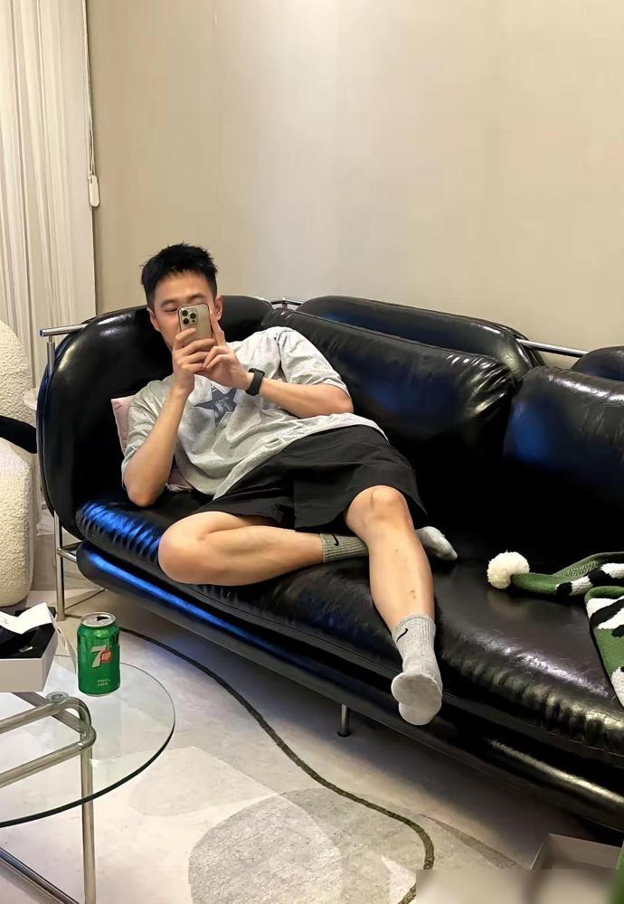 高考成绩一出来，家里跟死了一样安静。我家侄子把自己锁屋里哭了快俩小时，就是数