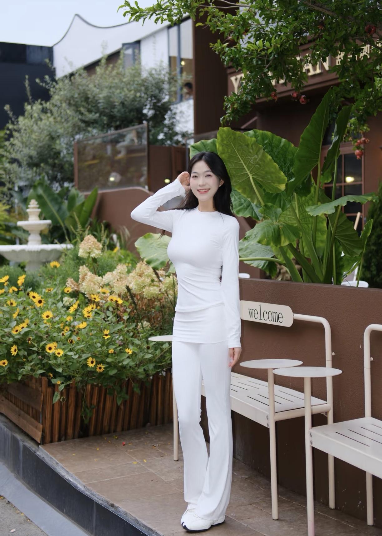 白衣素裙翩翩舞，清丽如风展芳容