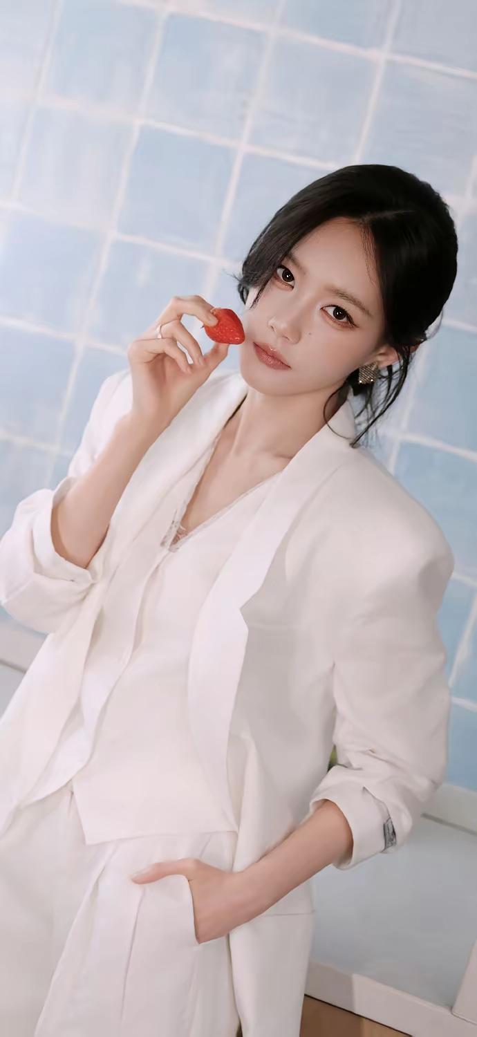 美女壁纸～李一桐，利落剪裁衬出飒爽风骨，纯白底色写满从容态度，每一个细节都在诉说