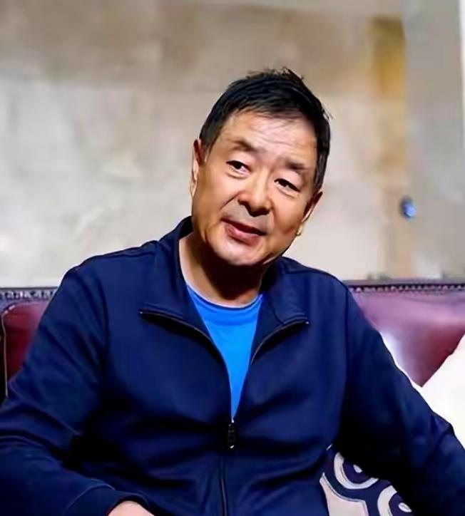 真的被濮存昕这份人间温情狠狠戳中了，谁能想到荧幕上儒雅的老艺术家，私下把半生温柔
