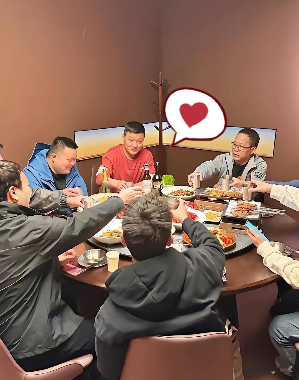 生活里很多吃亏，其实都是源于自己的粗心大意。有位男子邀约朋友外出聚餐，用餐结