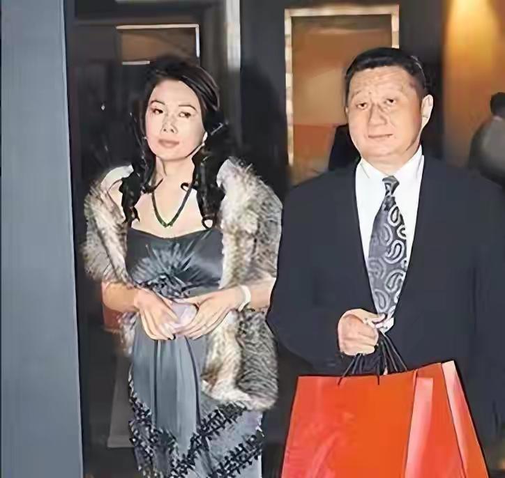 台北豪门惊世丑闻！千亿富豪孙道存私生活全曝光：包养女星、娶同学女儿、当众羞辱正妻