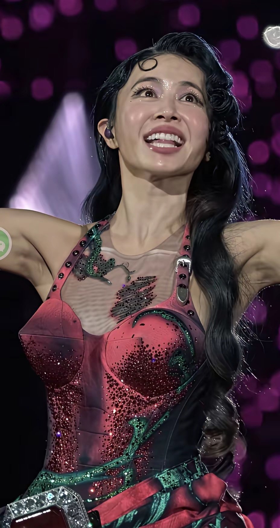 蔡依林突然就老了很多，她应该是健身爱好者，肌肉线条很明显​