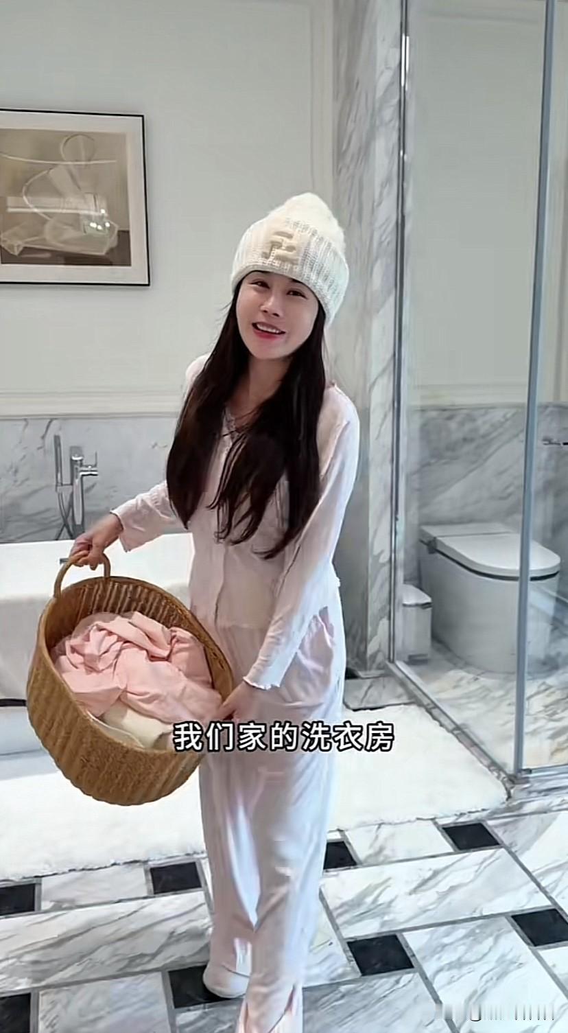 宋玉希家六台洗衣机，四个孩子一人一台，保姆一台，他两夫妻一台，网友却说还差一台婆