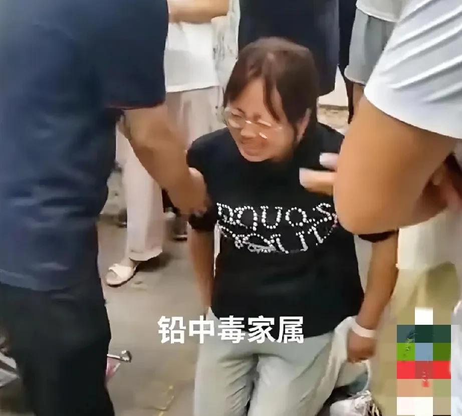 关注血铅儿童，谁来帮帮他们？这位下跪的女士，是天水一位铅中毒患儿的母亲，孩子检