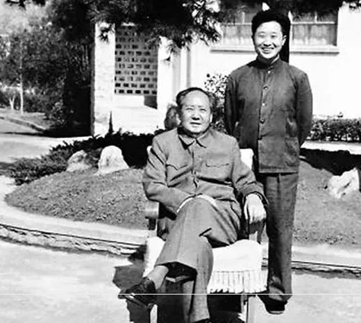 有一次，周福明给毛主席理发时，扯疼了主席。毛主席扭头道：“你今天怎么回事？一副魂