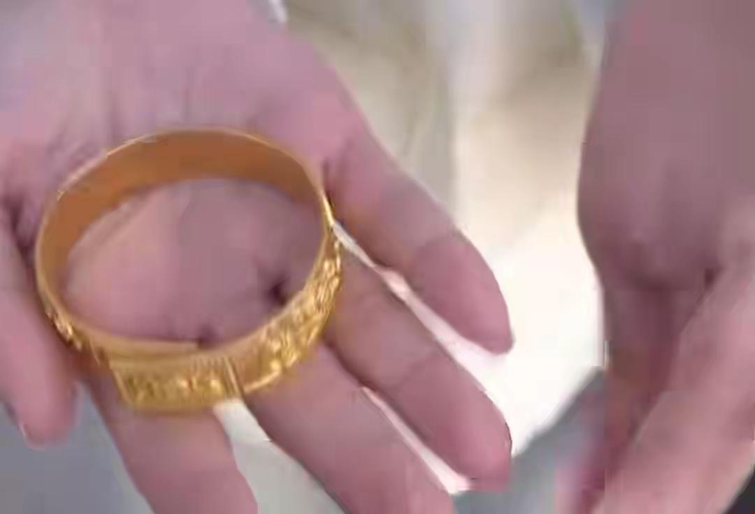 7万多的金镯子，轻轻一捏就变形？女子：“我买的是镯子还是橡皮泥？”这句话瞬间点