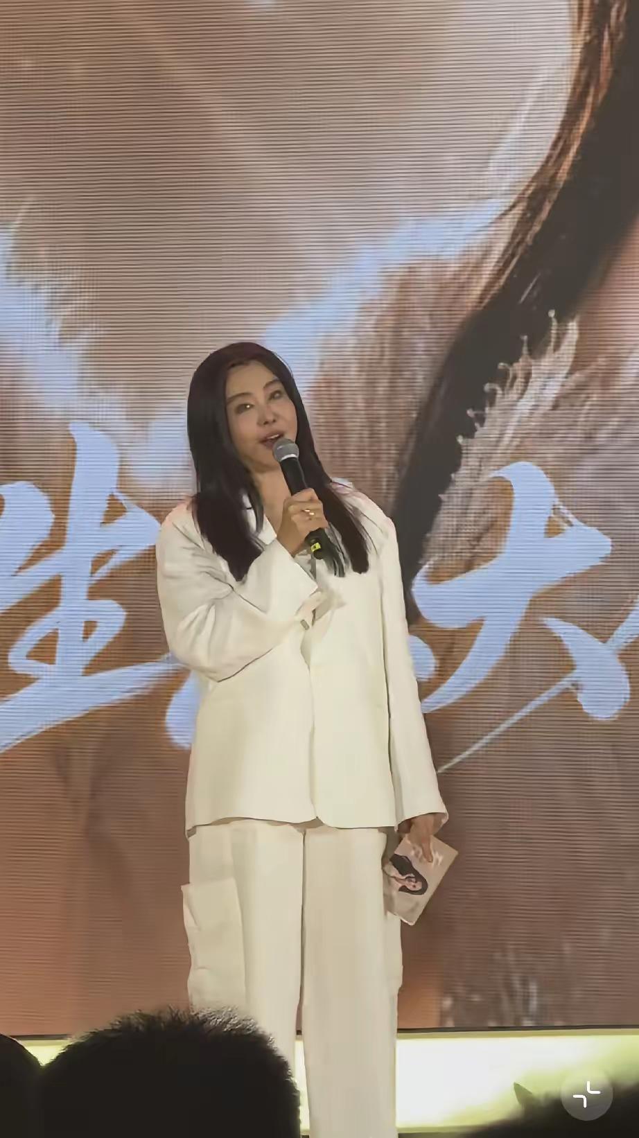 59岁的王祖贤老了不少，身材也发福了，胖到认不出，如果不说名字估计是没有人认得出