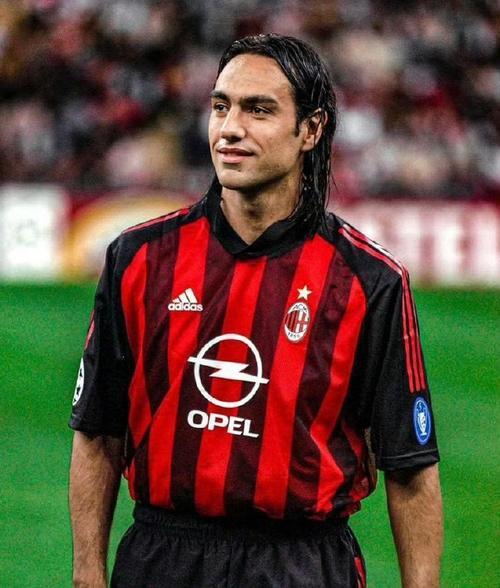 内斯塔：最难防的是大罗！最近内斯塔接受媒体采访时被问到一些前锋的防守难度，包括