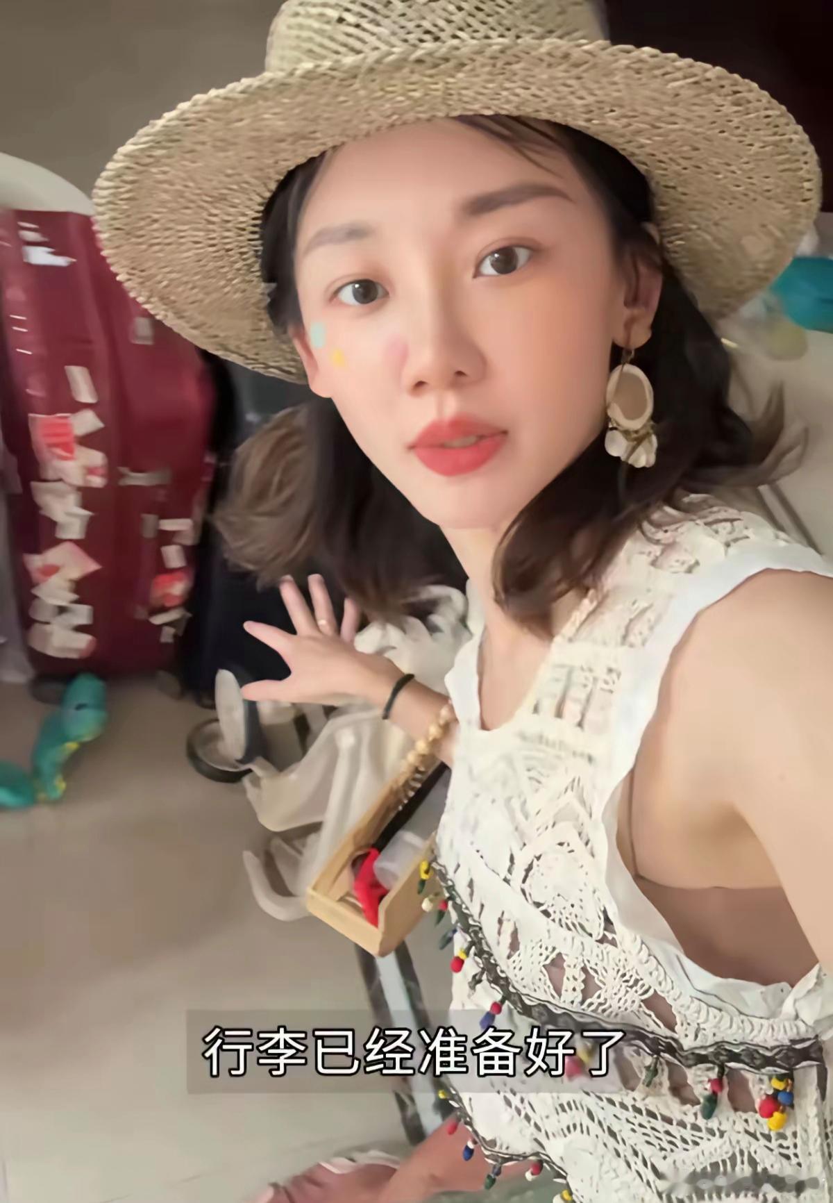 郑恺和苗苗带孩子去阿那亚度假的画面，隔着屏幕都能感受到满满的幸福呀！一家人在海边