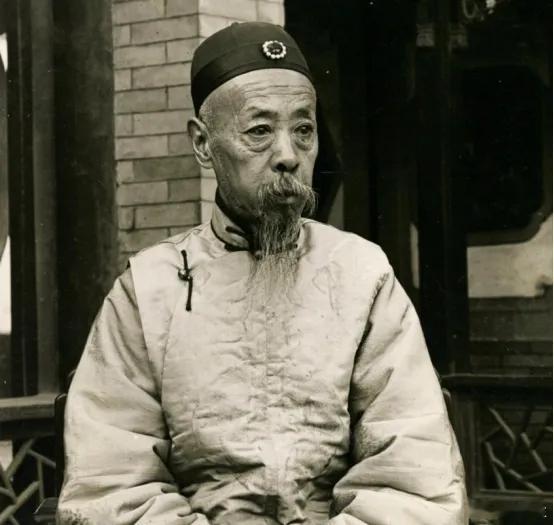 晚清有个王爷，大清还没亡呢，就偷偷把712.5万英镑存进了英国银行——这笔钱搁现