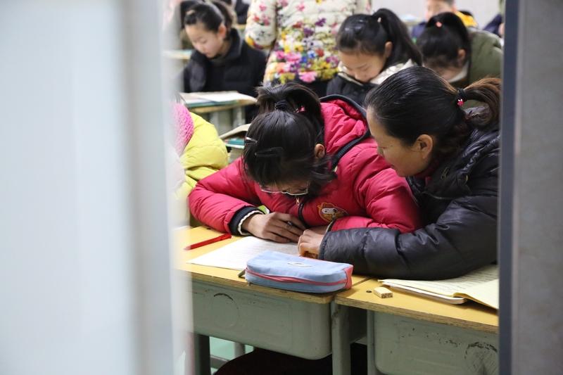 睡不着时按穴位助眠是个不错的办法。百会穴，在头顶正中线与两耳尖连线交点处，按揉它