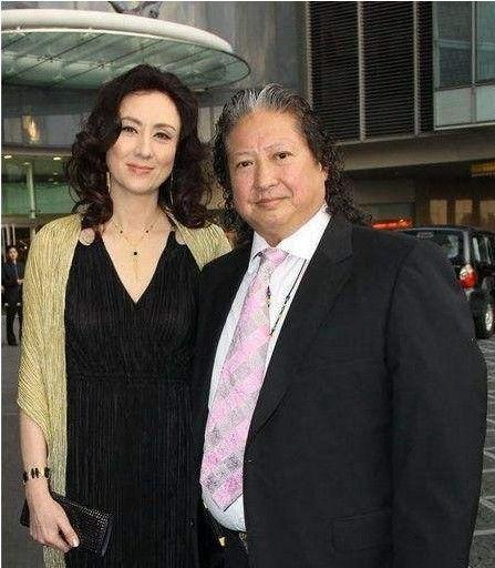 🌞1977年，洪金宝带着自己女助理到去住酒店，前台说：“没有结婚证，不能办