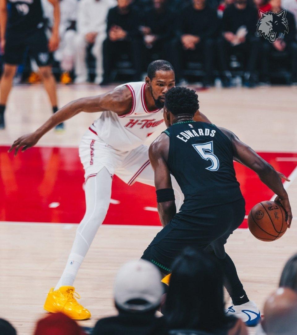 有一说一，今日爱德华兹和杜兰特根本不在一个级别！！爱德华兹：本场上场27分