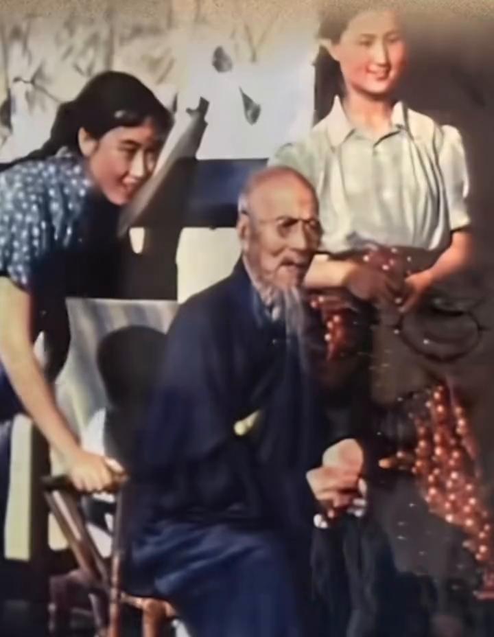 这是一九五四年，国画大师齐白石晚年作画的真实影像。视频中九十岁的齐白石仙风道骨