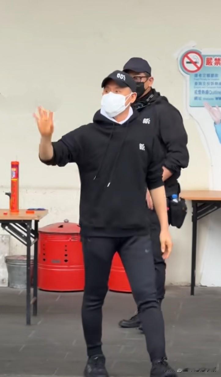 歌神张学友现身红磡体育馆，开始，他戴着棒球帽，一身紧身运动套装，戴着口罩，看着依