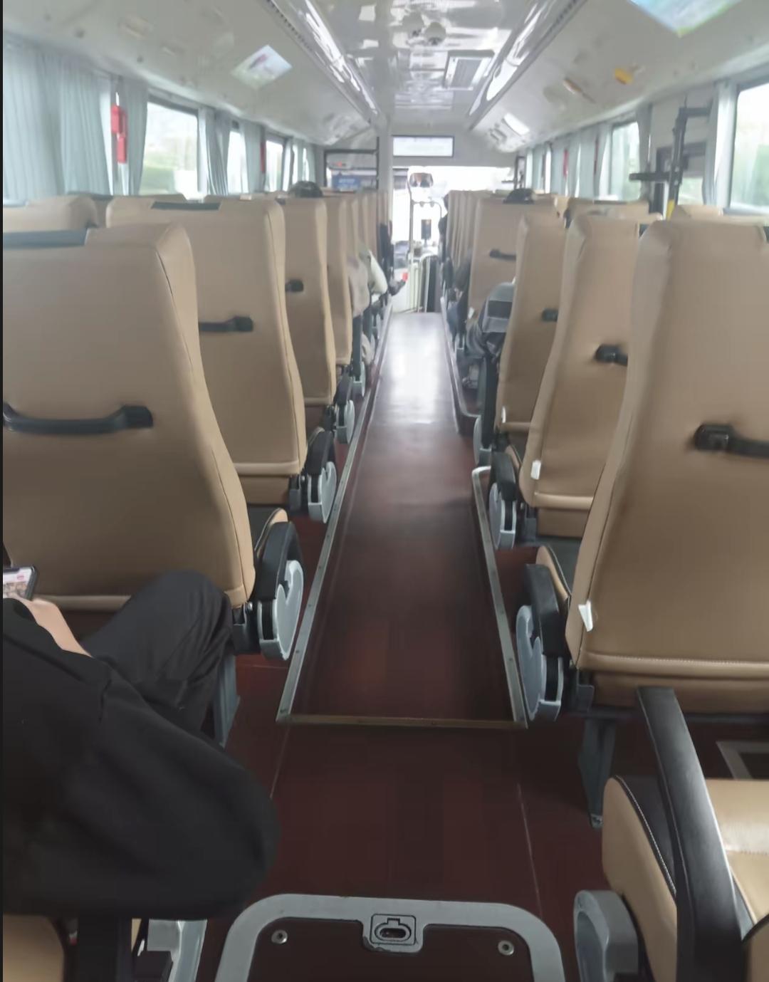 最近坐了几次公交，发现挺有意思。上海郊区那条专线，15分钟一班，车来了人可能就俩