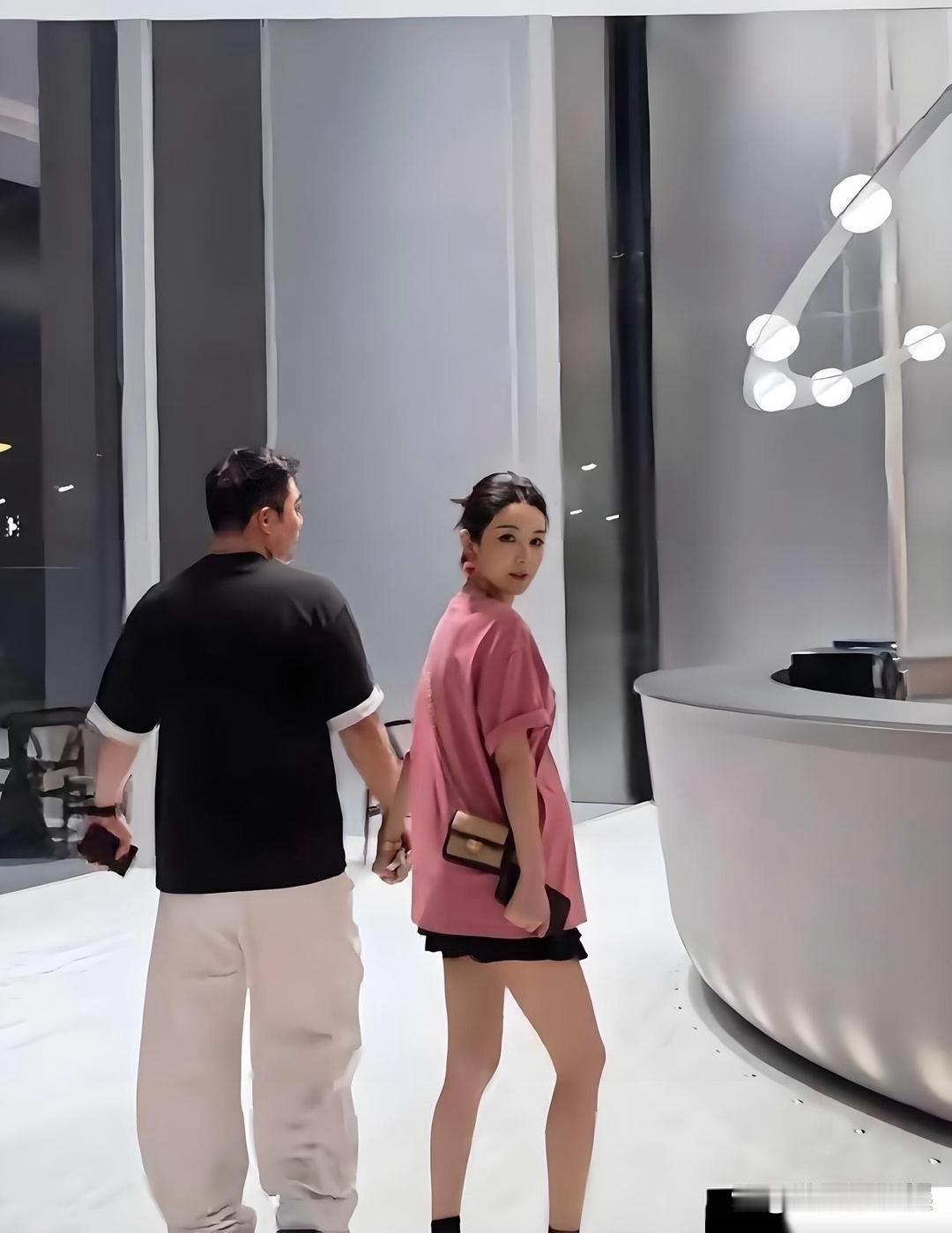 微娅怀二胎了，经历了财富巨浪来袭，原配夫妻还能这么恩爱的，少见啊​​​