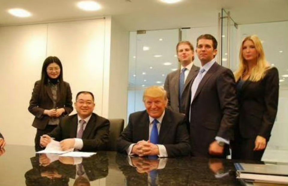2008年，川普带领一家子到访恒大，许皮带打发一下属接待就给乐的…