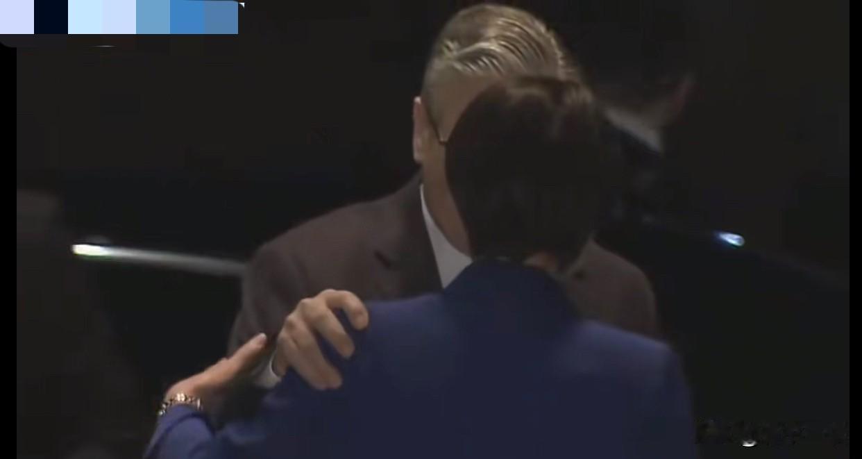 斯塔默这波操作直接封神！刚下车就遇上高市早苗的热情贴贴，人家头都凑过去，要入怀