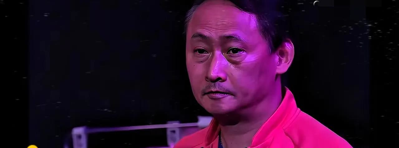 张本智和夺冠那一刻，他父亲眼里的泪，比奖杯还晃眼。你想啊，把一双儿女都