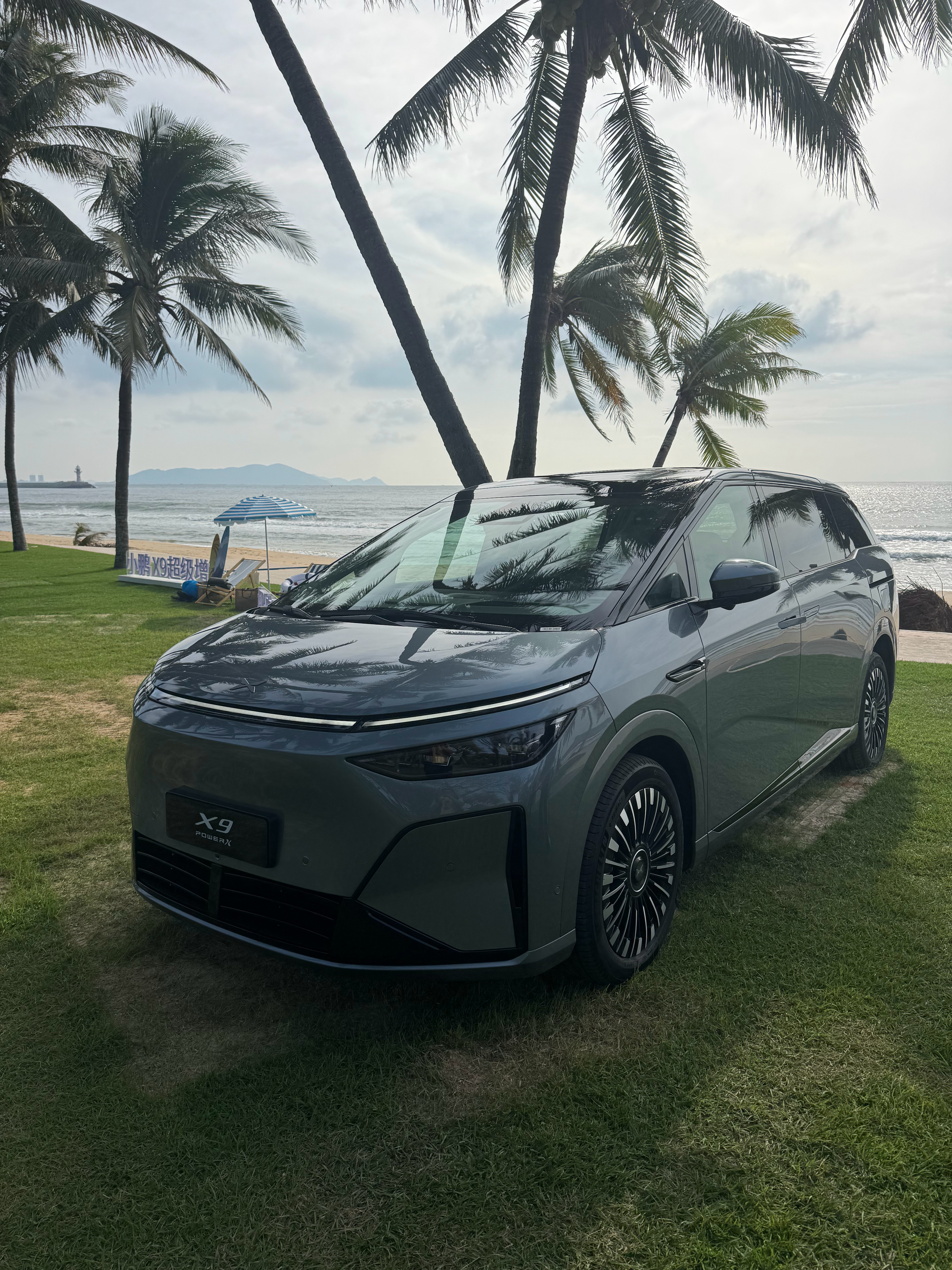 小鹏X9增程版就像是从纯电版掏出来两个没用到的空间，装下了一台发动机和油箱。消