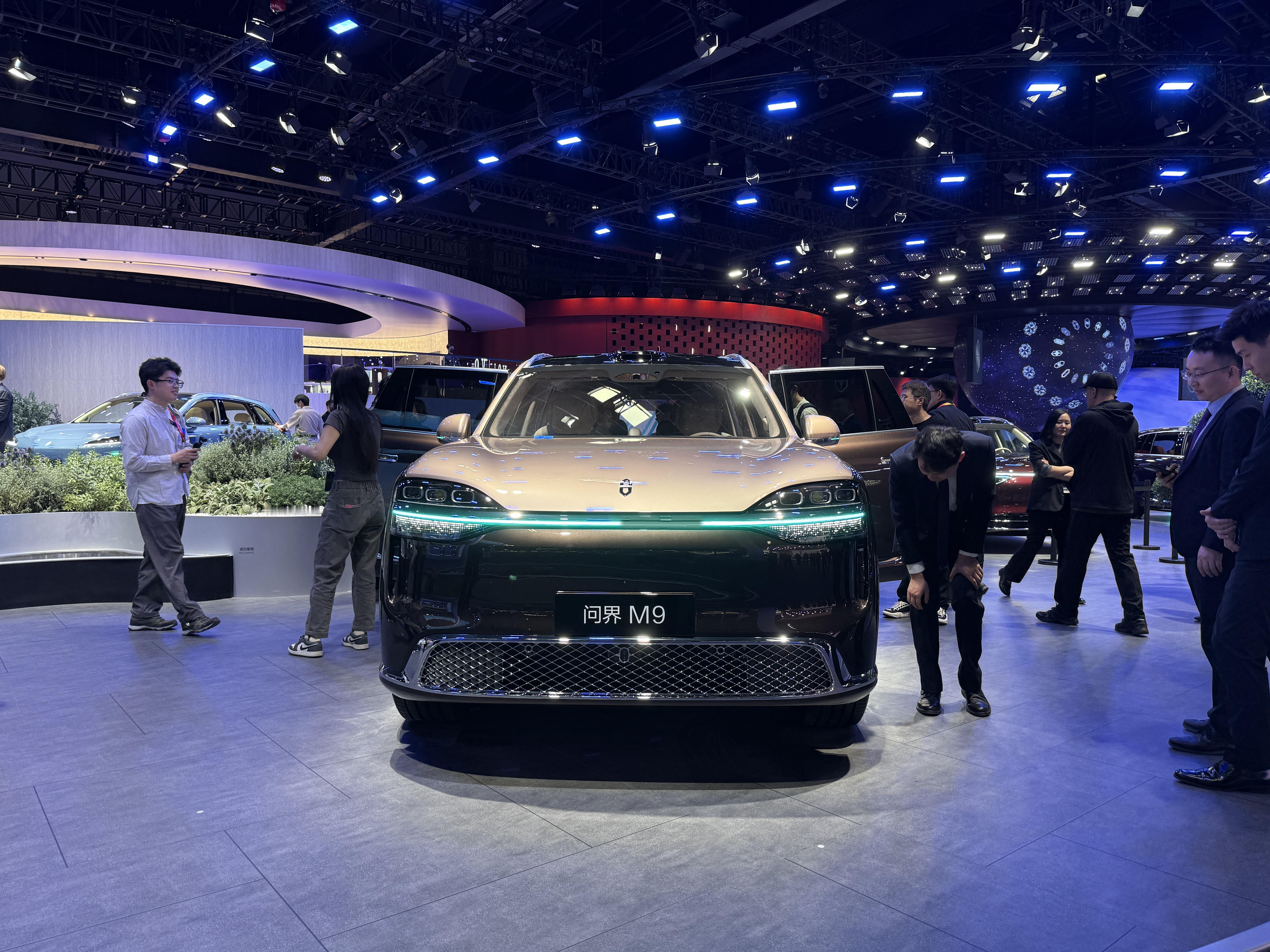 这次北京车展鸿蒙智行展台特热闹几个界都有新品发最引人注意的还是问界M6和问界M9