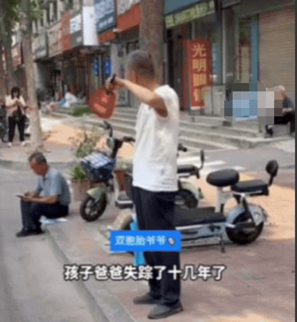 山东双胞胎高考后跪地谢爷爷：父亲失踪母改嫁，爷奶养18年，36℃举向日葵守望！