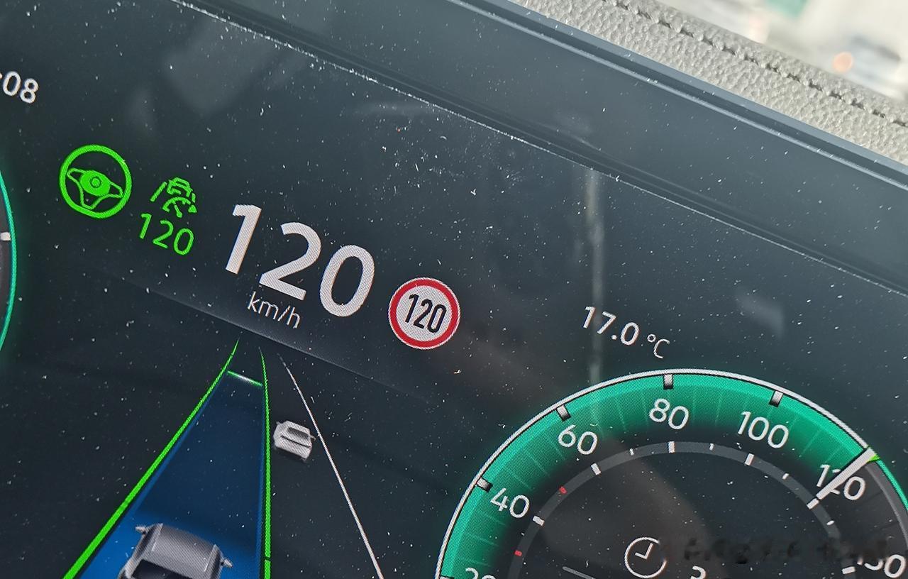 高速公路限速为120km/小时，设定的自适应巡航和显示速度也均为120km/小时