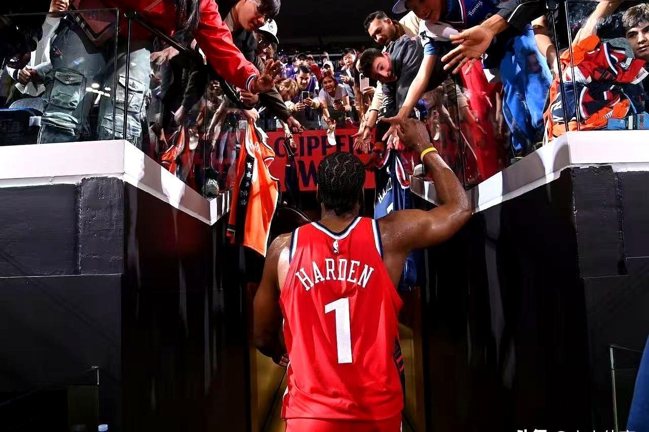 聊聊哈登和亚历山大。同一天打球，这对比简直了。36岁的哈登，全场就出