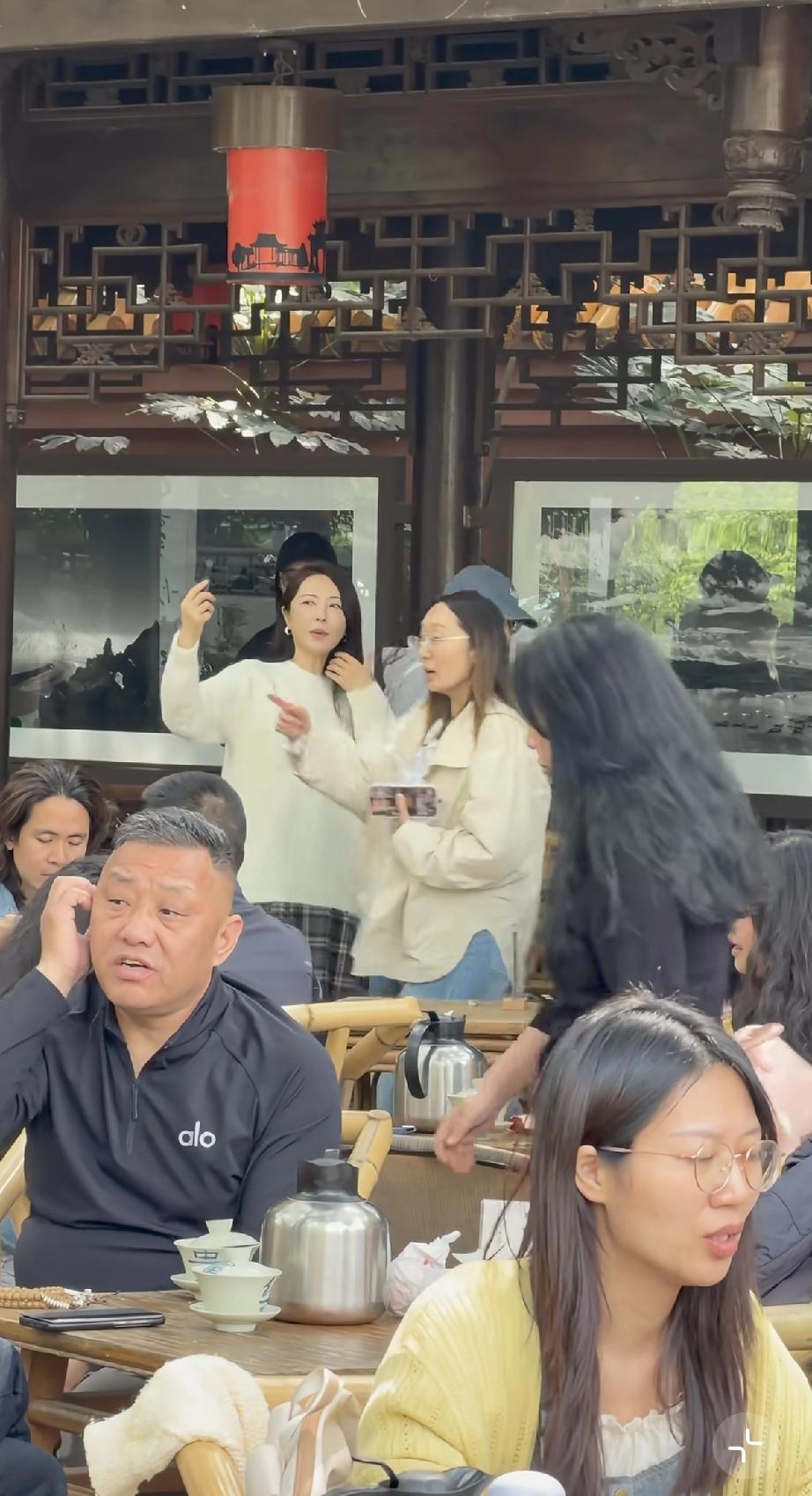 4月1日，曾黎现身成都铁像寺水街，站着嘟嘴卖萌，却没有引起旁人的注意，可能她年龄