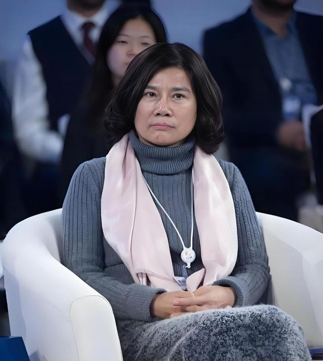 可真够清流的！董明珠说：“到今天为止，我儿子没有让人知道我是他的妈妈。他自己找了