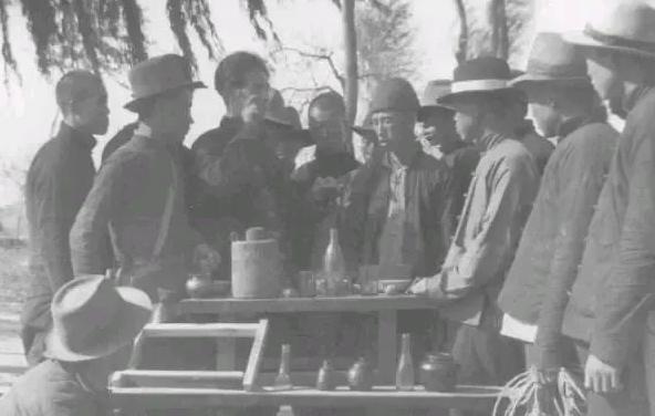 1942年，地下党员赵兴兰被捕，一个伪军给他送饭时，突然敲了敲碗底，还说要救他出