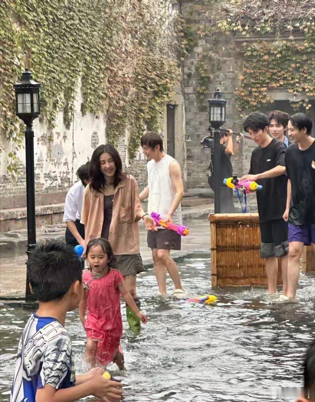 乌镇偶遇综艺节目录制，张子枫被小屁孩疯狂滋水，何炅快笑疯了！​​​