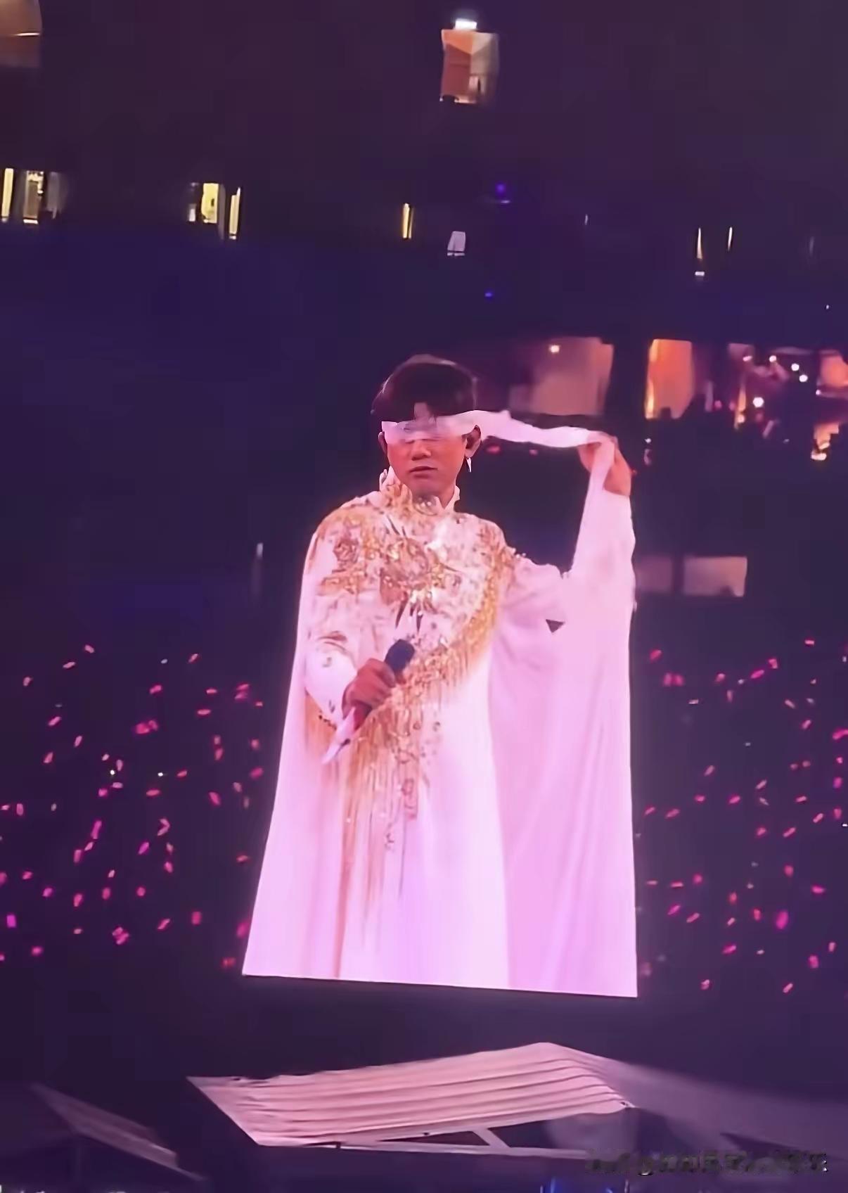 笑不活了，张杰演唱会再出幺蛾子，本来想营造“陌上人如玉，公子世无双”的氛围，明