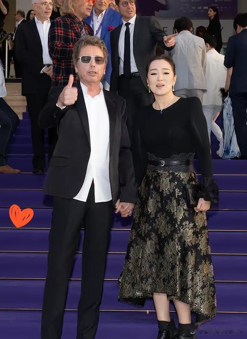 巩俐真的嫁对了人，都60多岁了还这么有气质，气色红润，身材姣好，老公米歇尔一身西