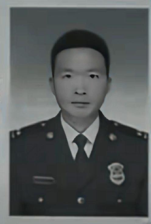 请停一秒钟，为英雄点个赞[赞]10月28日凌晨巴中恩阳籍消防员苟俊，凌晨跳湖