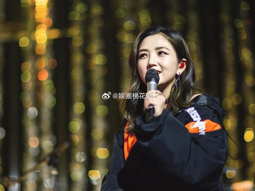 赫子铭直播回应何洁哭穷，被问到抚养费直接回避不答，还自曝早就二婚生子，现在生活安