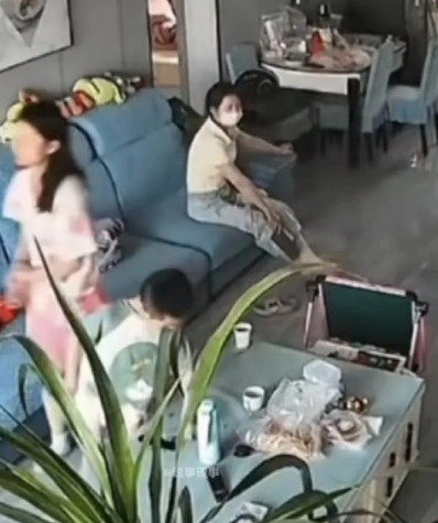 婚姻走到尽头留下的是什么这对夫妻吵架要离婚，妻子很激动，怕丈夫挽留还是什么，拿