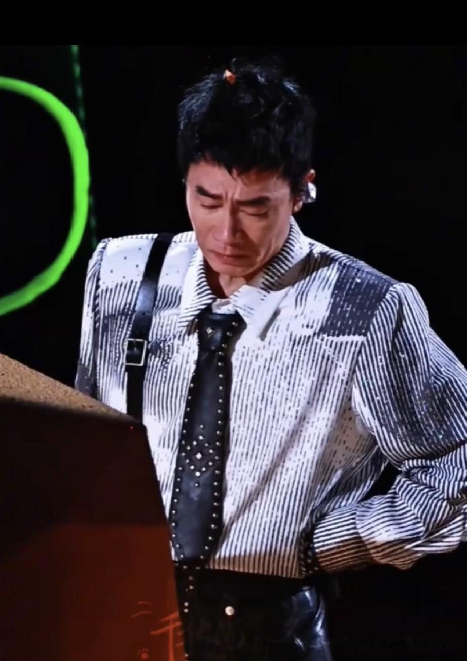 陈小春的演唱会事故到底有多严重，我特意问了娱乐圈的朋友，他说，根本原因不