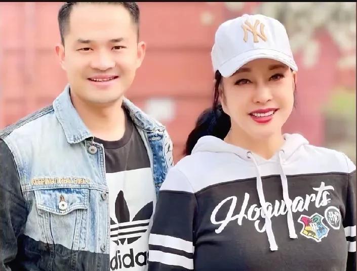 古柯又在个人主页爆料刘晓庆聊天猛料，主页是刘晓庆和一男保镖的聊天，这男友保镖在聊