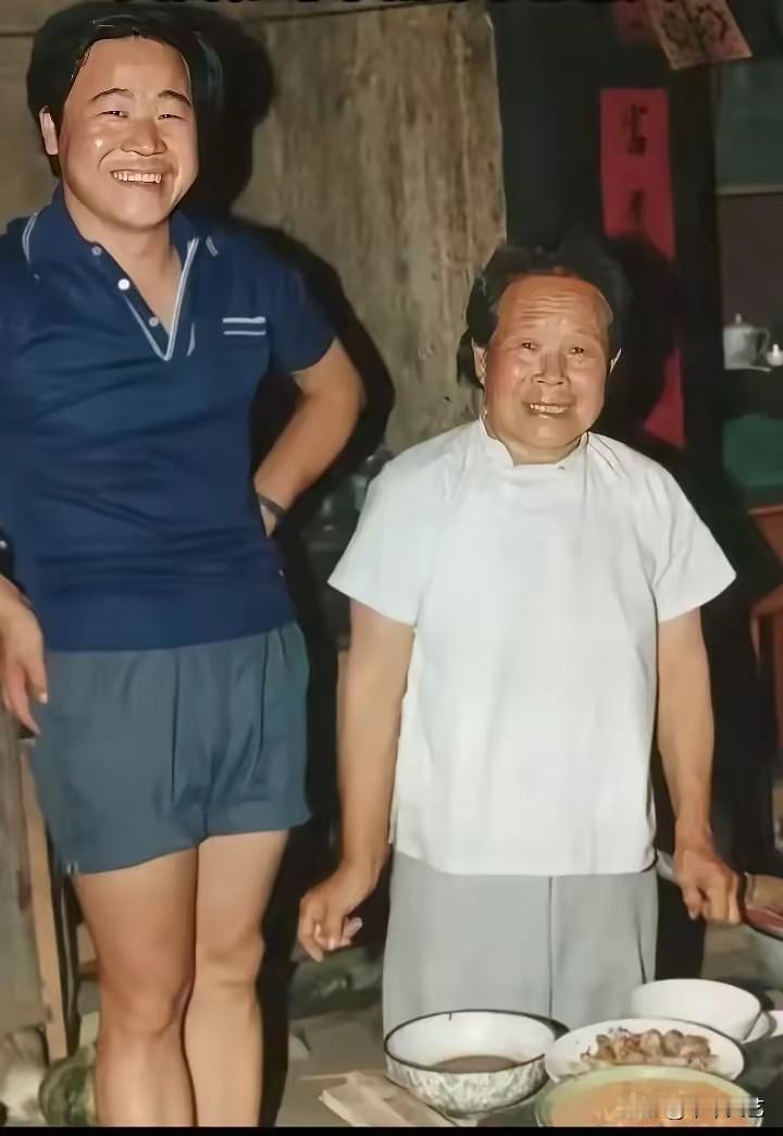 莫言与母亲，莫言更像妈妈。怪不得能得诺贝尔文学奖，都是天生的实在人。