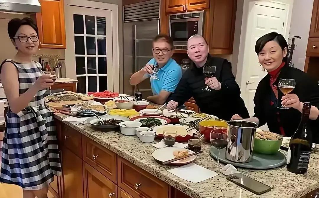 冯小刚在家的大厨房里请客吃饭，桌上摆满菜和名酒。他新片《非诚勿扰3》票房不到1亿