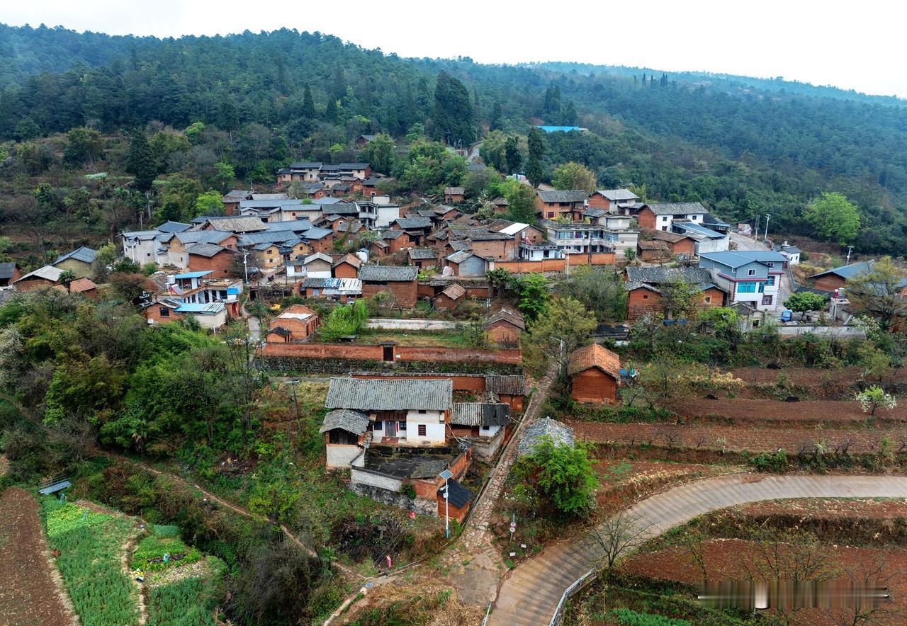 昆明近郊的一个中国传统村落，西山区团结乡的白石岩村。云南昆明