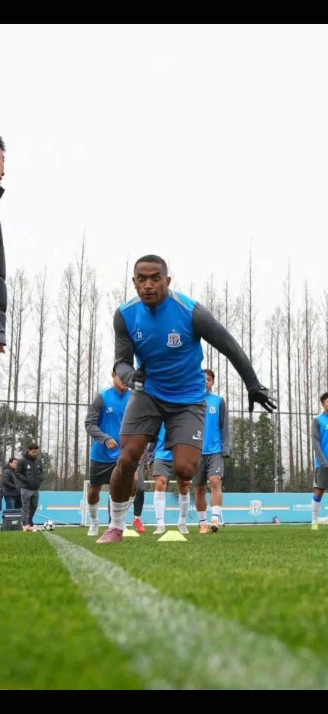 申花又在康桥基地集中训练了，下面一组图片是昨天他们集中后进行恢复中情况，令人高兴